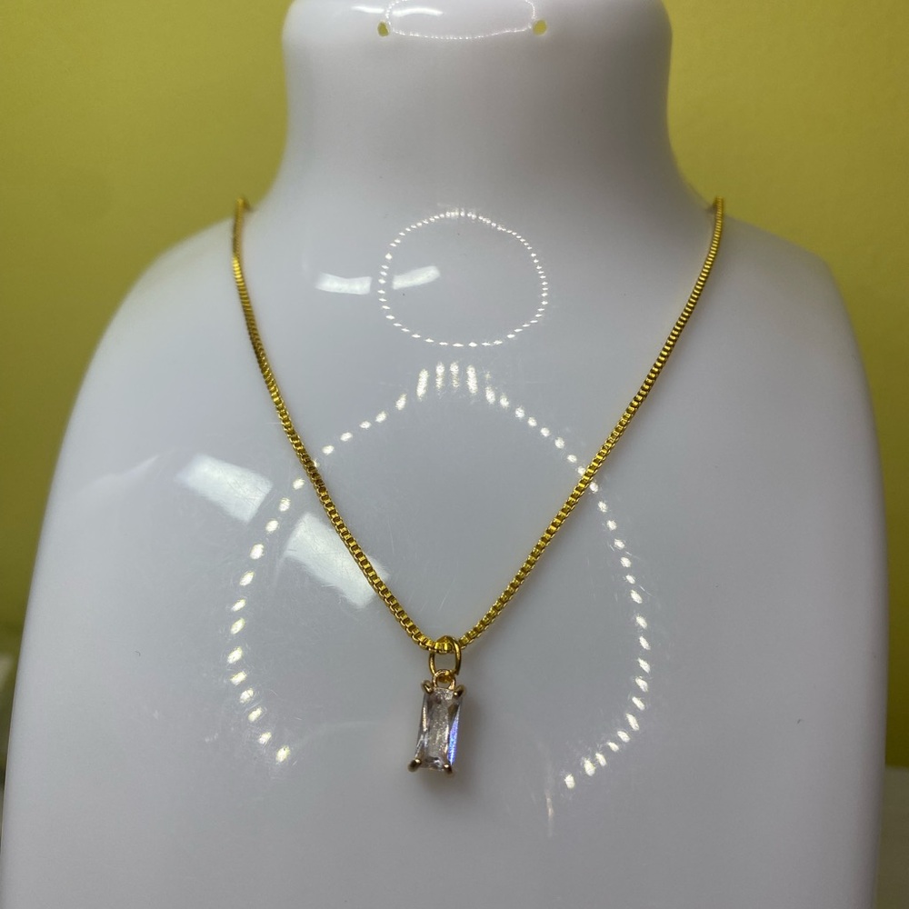 Elegant Gold Necklace with Clear Pendant